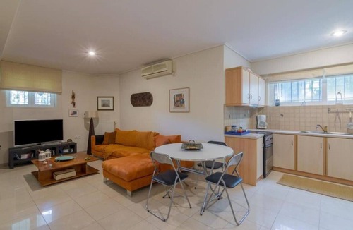 Kifisia Apartment | Cozy apartment in Nea Erythraia with courtyard