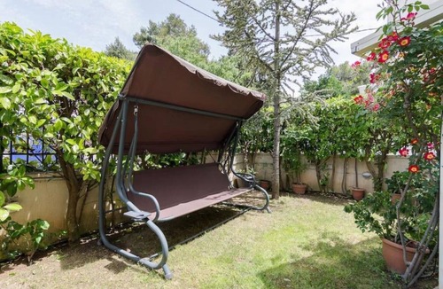 Kifisia Apartment | Cozy apartment in Nea Erythraia with courtyard