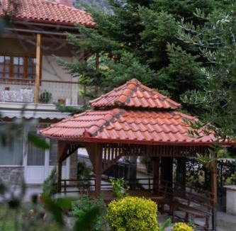 Loutraki Apartment | Cozy apartment with courtyard and gazebo