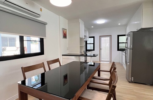 Na Chom Thian Villa | Cozy beach access 3-bedroom villa in gorgeous Sattahip with cool AC breeze