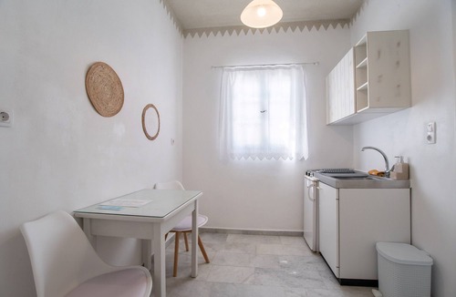 Mikri Vigla Apartment | Cozy Ground Floor Double Apartment with Garden View