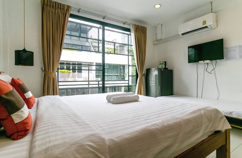 Asoke Apartment | Cozy Studio with Workspace, Steps from BTS Phromphong