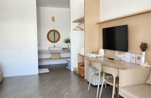 Kram Hotel | Cruises the Pool Access