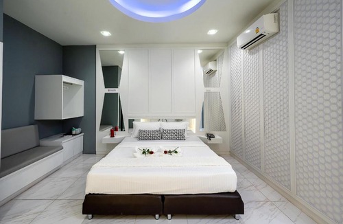 Noen Phra Hotel | Crystal Hotel โรงแรมคริสตัล