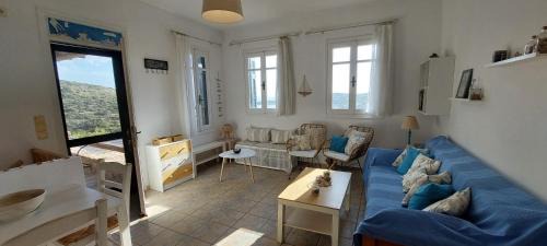 Mpatsi House | Cycladic house with a view