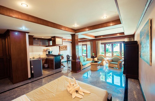 Patong Apartment | Deluxe apartment in residence.