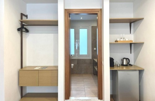 Kaisariani Apartment | Deluxe Family Suite 2 Bedrooms 2 Queens R6