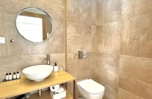 Kaisariani Apartment | Deluxe Queen or 2 Single Beds - R4 with balcony
