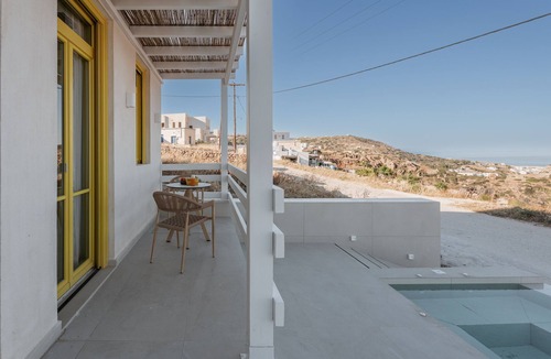 Psathi House | Deluxe Suite with Shared Pool and Seaview