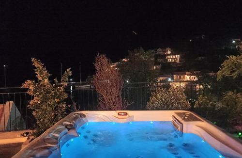 Frourion House | Dionos Villa with Jacuzzi