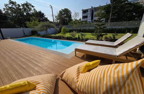 Phra Khanong Villa | DRIZZLE pool and pillows