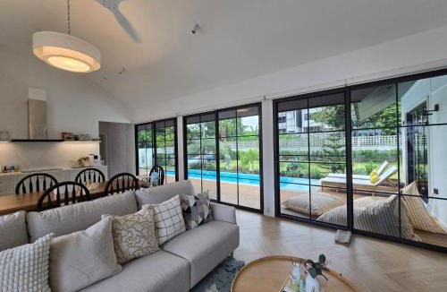 Phra Khanong Villa | DRIZZLE pool and pillows