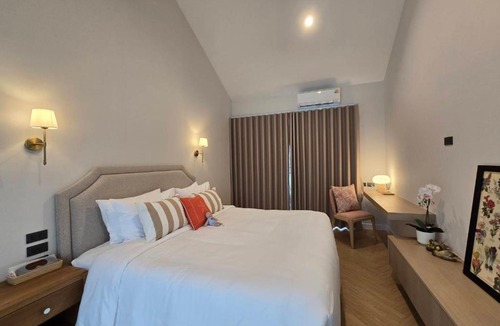 Phra Khanong Villa | DRIZZLE pool and pillows