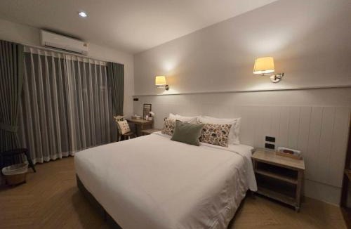 Phra Khanong Villa | DRIZZLE pool and pillows