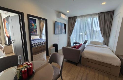 Pattaya Bay Apartment | Edge Central Pattaya 2BR Balcony Garden View Infinity Pool & Central Location