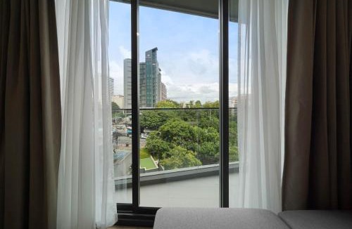Pattaya Bay Apartment | Edge Central Pattaya 2BR Balcony Garden View Infinity Pool & Central Location