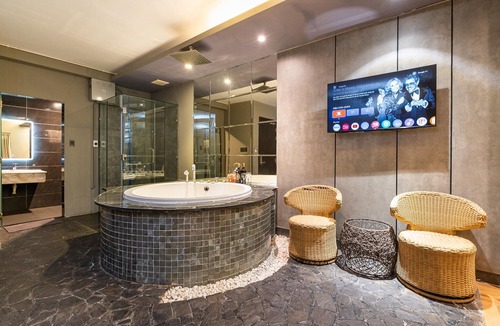 District 10 House | Elegant Suite Double Haven | Bonita Grand Stay