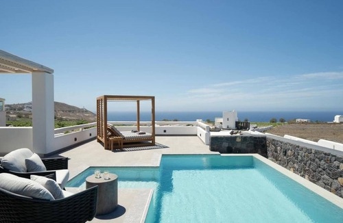 Akrotiri Villa | Elegant Villa Floating Breakfast
