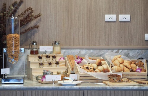 Nana Hotel | Eleven Bangkok Sukhumvit 11 by Kingston Hotels