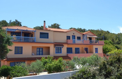 Karlovassi Apartment | Enjoy Sunrises and Sunsets from this Cozy Studio with Private Beach
