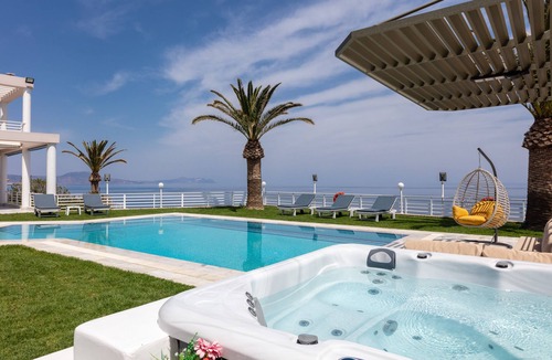 Gerani Villa | Exclusive Accommodation Over the Cretan sea Offering all Kind of Facilities!
