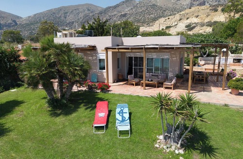Viannos House | Fabulous house right on the beach