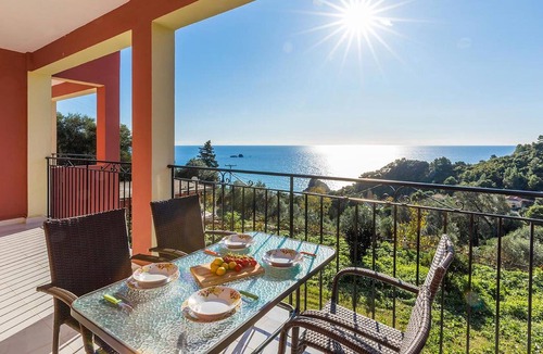 Parelia Apartment | Family friendly Apartments with a Swimming Pool on Pelekas Beach