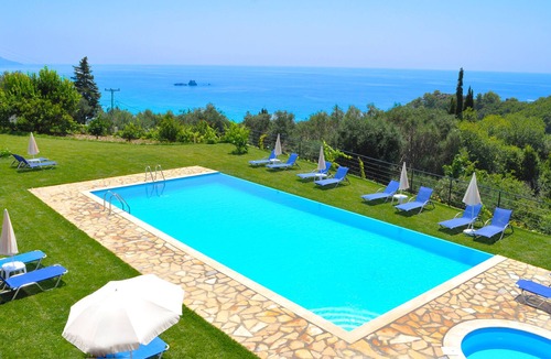 Parelia Apartment | Family friendly Apartments with a Swimming Pool on Pelekas Beach