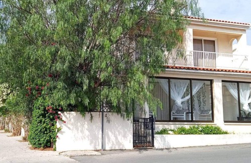 Mazotos House | Family home only 1200mtrs from the beach