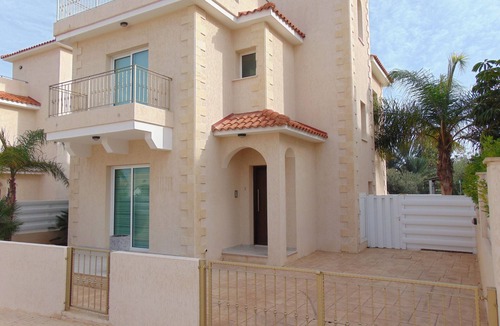 Protaras Villa | Fantastic villa with 3 bedrooms all with ensuite, roof terrace and private pool