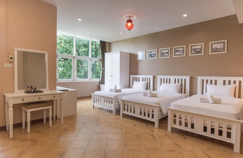 Wat Ratchabophit House | Feung Nakorn Balcony Rooms and Cafe