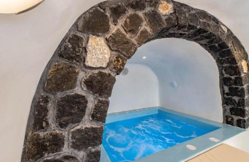 Fira House | Fira-Cave-Sleeps 13-Parking-Pool-Pet Friendly