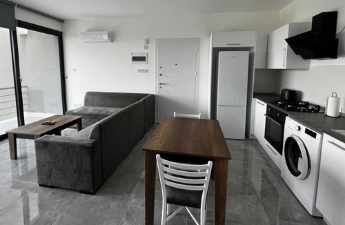 Edremit Apartment | Flat w Shared Pool 2 min to Beach in Kyrenia