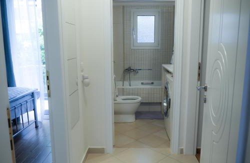 Amarousion Apartment | Garden Apartment next to the Mall -Private Parking