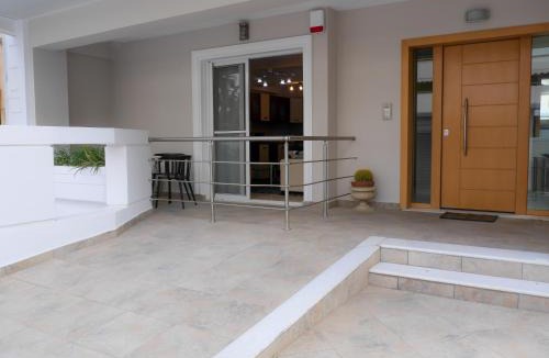 Amarousion Apartment | Garden Apartment next to the Mall -Private Parking
