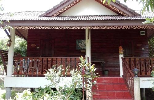 Suan Luang House | Garden Homestay in Ampawa