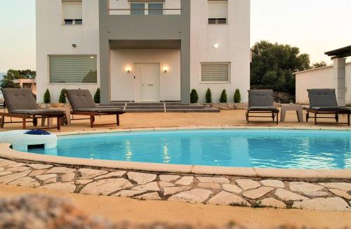 Sternes Villa | Grey Haven Luxury Villa