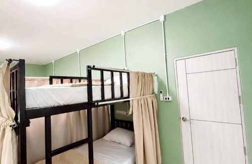 Khlong Sok Hostel | Hello Bella khaosok hostel