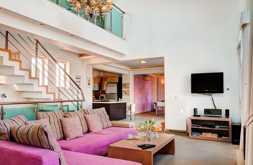 Skouloufia Villa | Hillside villa surrounded by nature