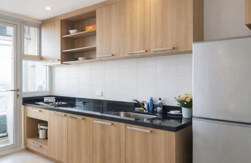 Khlong San Apartment | Hive Sathorn SkyCorner Suite, BTS and 7-11 front