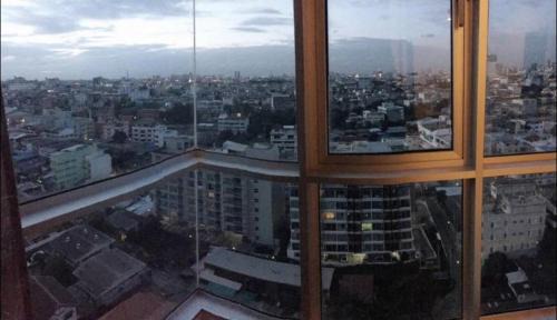 Khlong San Apartment | Hive Sathorn SkyCorner Suite, BTS and 7-11 front
