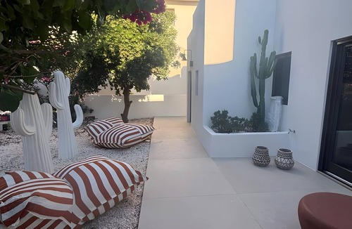 Antiparos House | Holiday Home 'Antiparos Moonstone Jacuzzi' with Wi-Fi and Air Conditioning