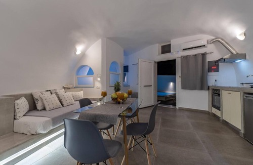 Karterados House | Holiday Home 'Cave House 13 Guests, Private Pool' with Wi-Fi and Air Conditioning