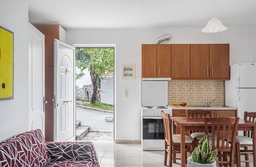 Geni House | Holiday Home 'Chakalaka - Villa 1' with Sea View, Wi-Fi and Air Conditioning