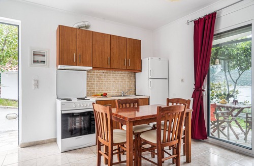 Geni House | Holiday Home 'Chakalaka - Villa 1' with Sea View, Wi-Fi and Air Conditioning