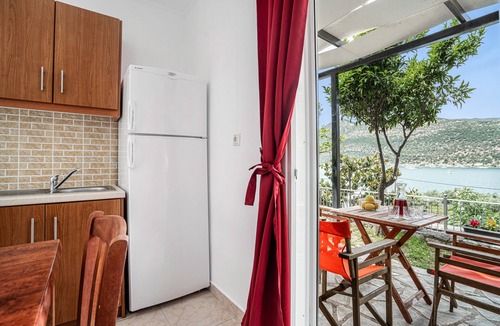 Geni House | Holiday Home 'Chakalaka - Villa 1' with Sea View, Wi-Fi and Air Conditioning