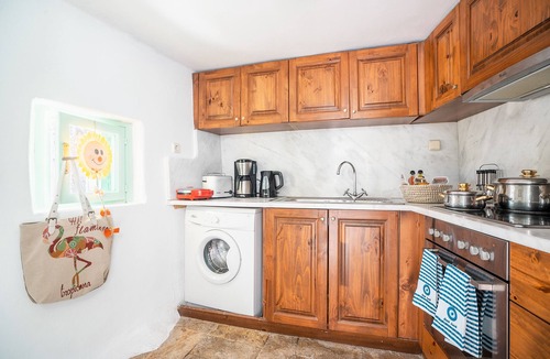 Psinthos House | Holiday Home 'Fedra's Traditional House' with Terrace, Garden & Wi-Fi