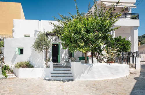 Psinthos House | Holiday Home 'Fedra's Traditional House' with Terrace, Garden & Wi-Fi