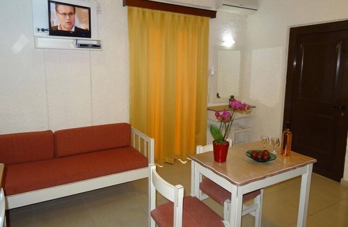 Palaiochora Apartment | Holiday home in Paleochora with a balcony or terrace