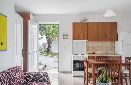 Geni House | Holiday Home 'Villa 2' with Sea View, Wi-Fi and Air Conditioning